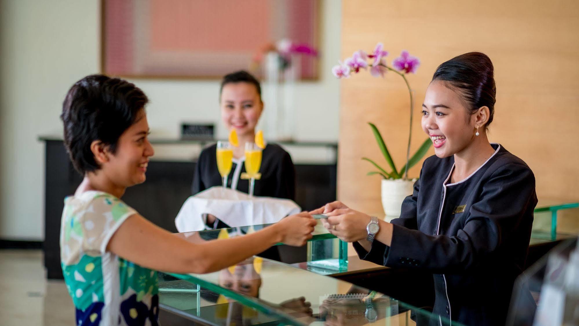Sintesa Peninsula Hotel Palembang Extérieur photo