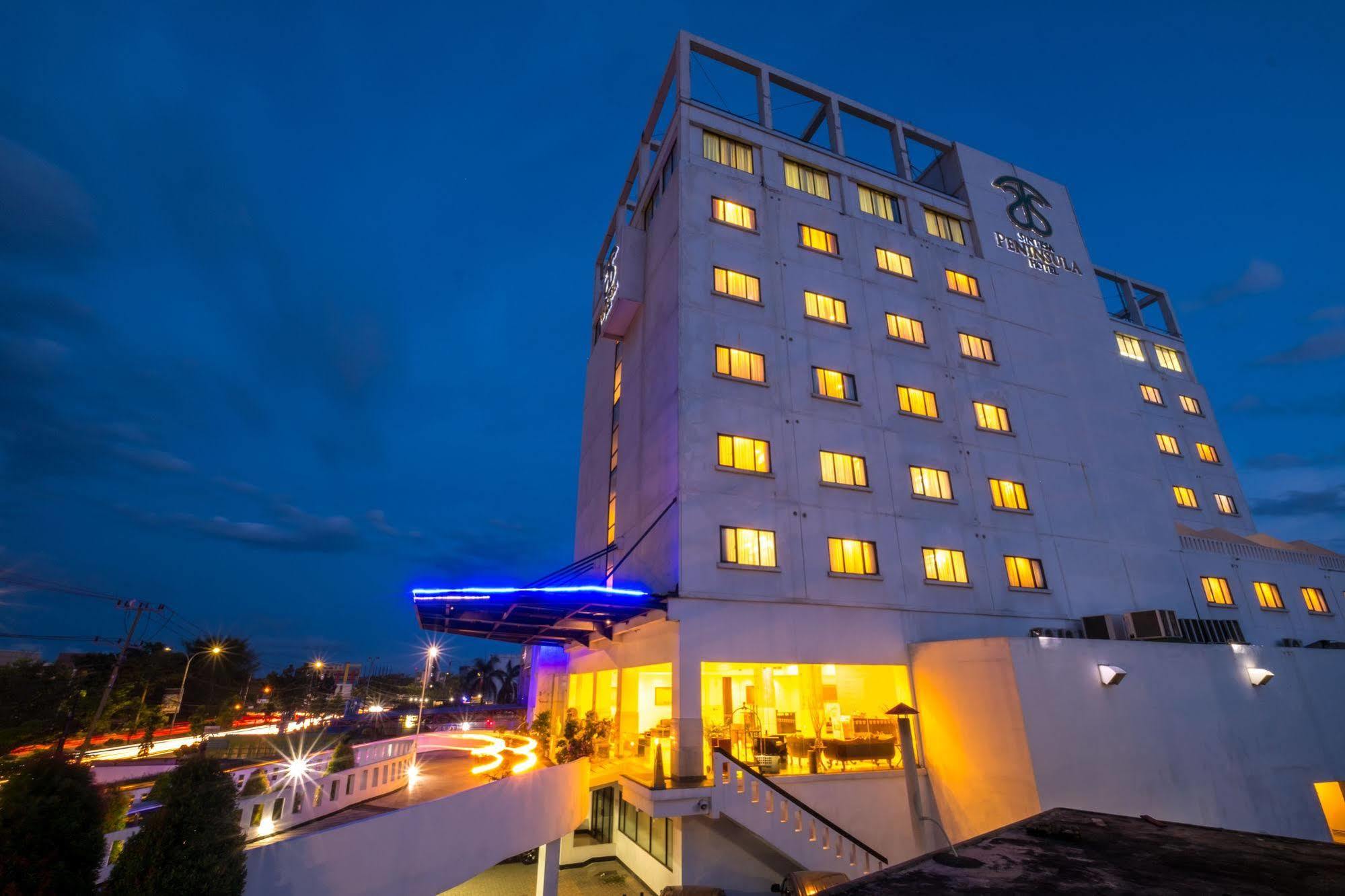 Sintesa Peninsula Hotel Palembang Extérieur photo